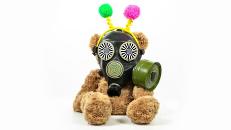 oso de peluche con máscara de gas