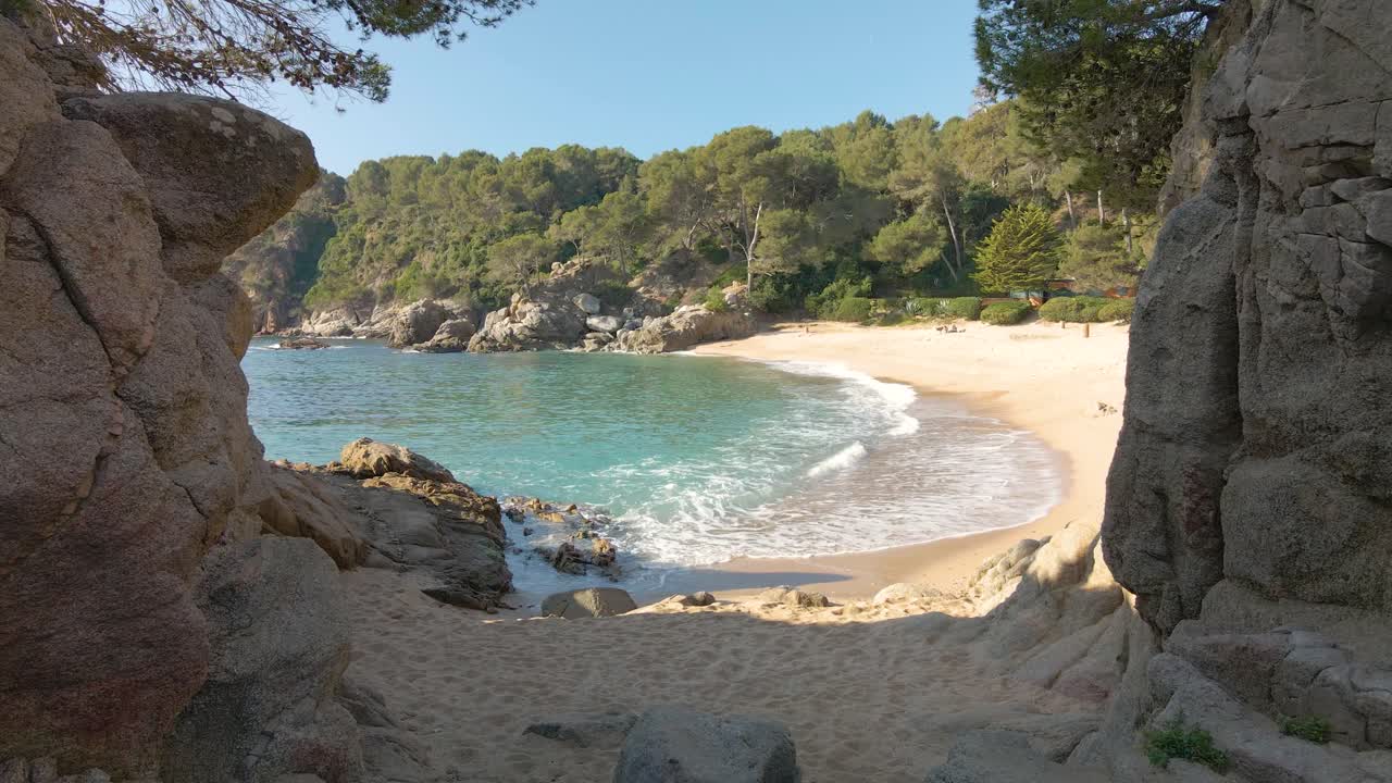 Bellissima spiaggia rocciosa esotica e deserta nascosta sulla costa spagnola.