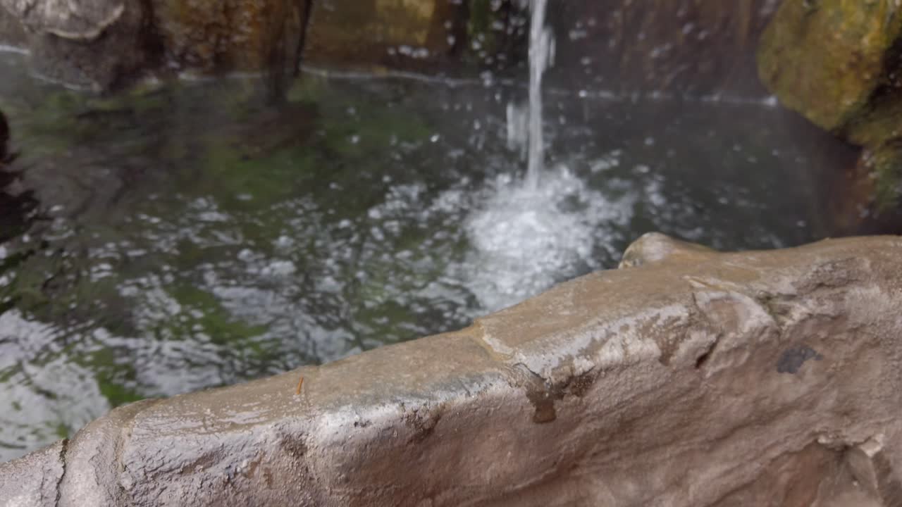 petite chute d'eau de source de banos del inca au centre de cajamarca au pérou