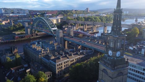 video cinematográfico de drones del muelle y los puentes icónicos en newcastle upon tyne, inglaterra