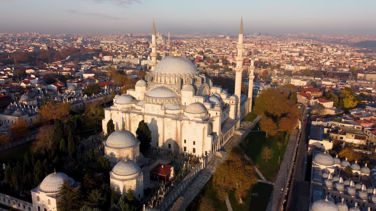 vista aérea de la mezquita de suleymaniye con cielo despejado en estambul, turquía