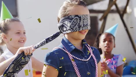 animación de confeti cayendo sobre niños jugando al escondite en una fiesta infantil