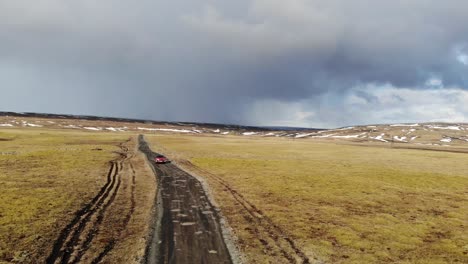 Rotes-Auto,-Das-In-Einer-Ländlichen-Landschaft-Fährt