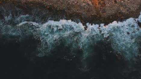 Cámara-De-La-Tarde-Vista-De-Drones-Con-Un-Movimiento-Más-Suave-Y-Más-Cercano-Desde-La-Costa-De-Palos-Verdes-Estates,-California