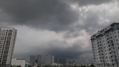 Fuerte-Tormenta-Tropical-Desarrollándose-Sobre-Una-Zona-Residencial-Con-Edificios-De-Gran-Altura-Que-Enmarcan-El-Lapso-De-Tiempo-Del-Cielo