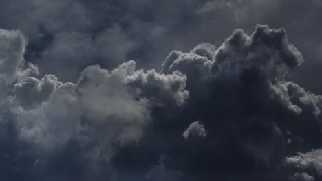 一個黑色的雲,裡面有閃電