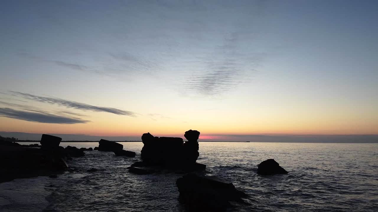 리파자(liepaja) 발트해의 카로스타 전쟁 항구 콘크리트 해안 요새 유적 위의 아름답고 생생한 고대비 일몰 저고도 비행, 광각 설정 드론 샷 뒤로 이동