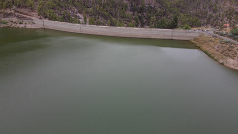 Los-Perez-y-Lugarejos-dam:-aerial-view-revealing-the-dam-wall-and-the-fantastic-Canarian-pines-that-can-be-seen