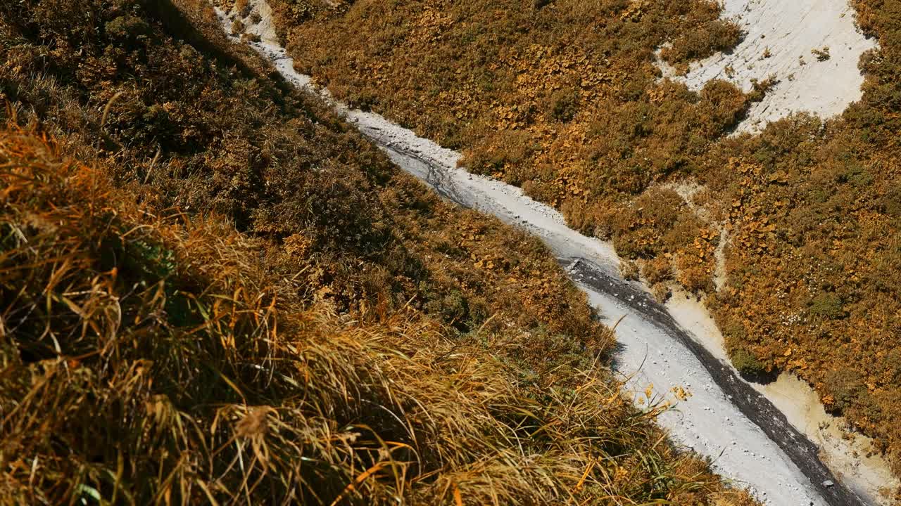 paisaje de montaña de otoño con arroyo