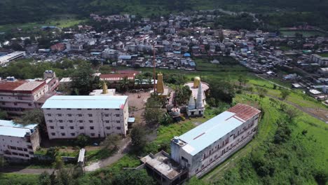 vista aérea del templo sagrado de nil parvat en los bordes de las colinas de brahmagiri con la vista de la ciudad de trimbakeshwar en el fondo, nashik, maharashtra, india