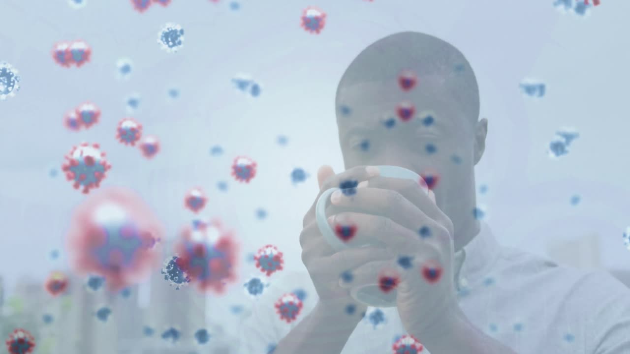 코로나19 세포가 아프리카계 미국인 사업가와 커피를 마시는 것을 대항해 떠다니고 있다.