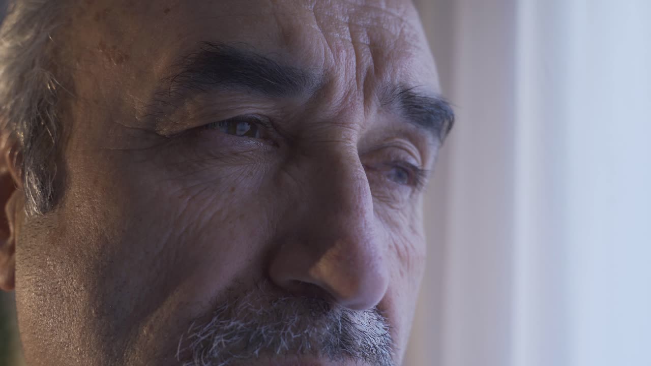 un anciano de primer plano con gafas. defecto visual.