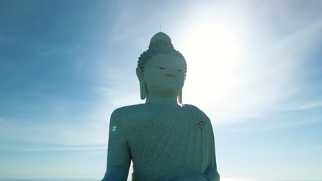 4K-Filmische-Naturluftaufnahmen-Einer-Drohne,-Die-An-Einem-Sonnigen-Tag-über-Den-Großen-Buddha-Auf-Den-Bergen-In-Phuket,-Thailand,-Fliegt