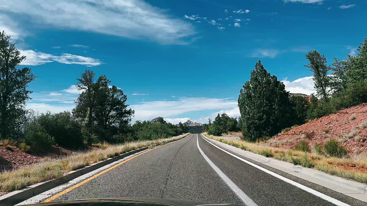 conducción panorámica a través de las rocas rojas de arizona
