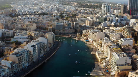 Vista-Aérea-De-Drones-Del-Paisaje-Urbano-De-San-Julián-En-La-Bahía-De-Spinola-En-La-Isla-De-Malta