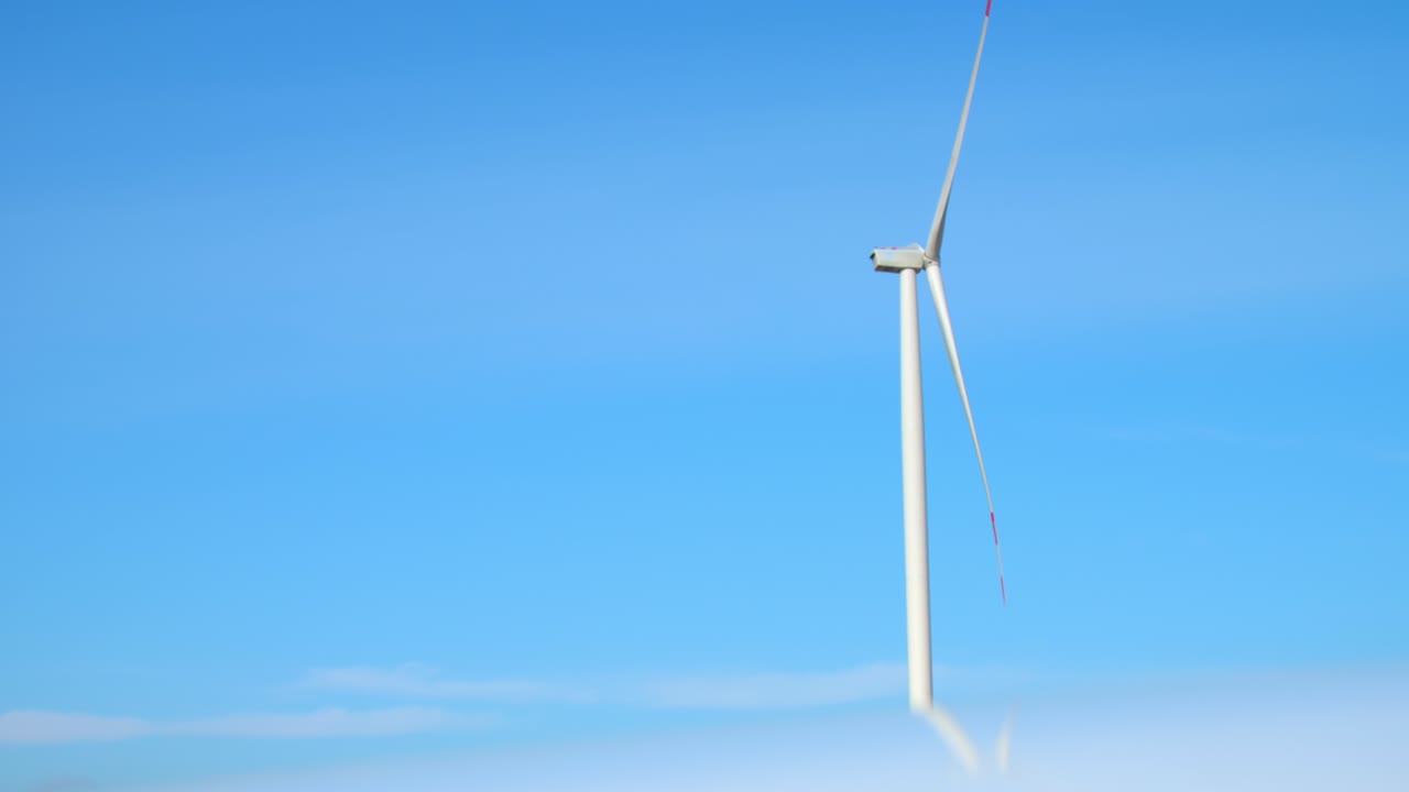 풍력 터빈은 안개 속의 해상 역에서 전력을 생산합니다.