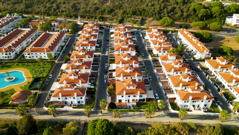 Vista-Aérea-De-Viviendas-Modernas-Con-Piscina-Al-Aire-Libre-En-Un-Día-Soleado-En-El-Rompido,-España