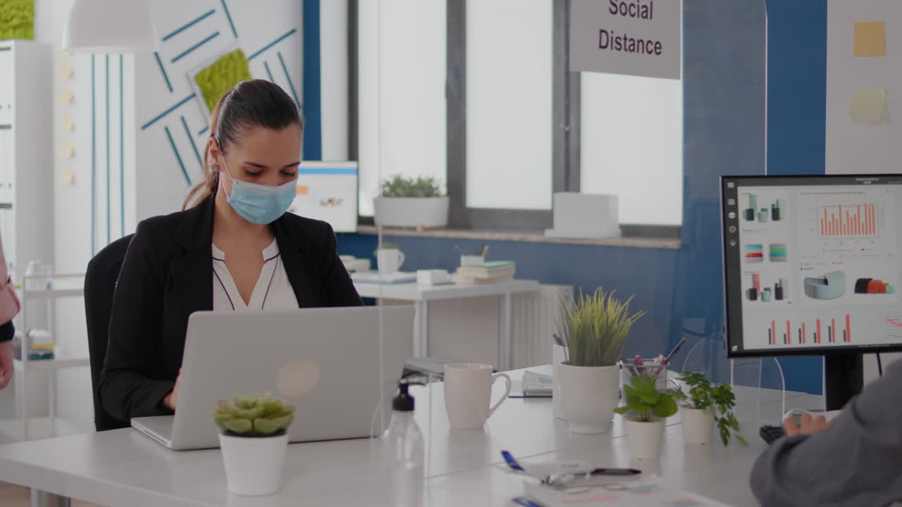 사무실 회사에서 재정 전략을 검토하는 비즈니스 팀