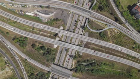 hiperlapso de una carretera con sombras de las nubes que aparecen en la superficie
