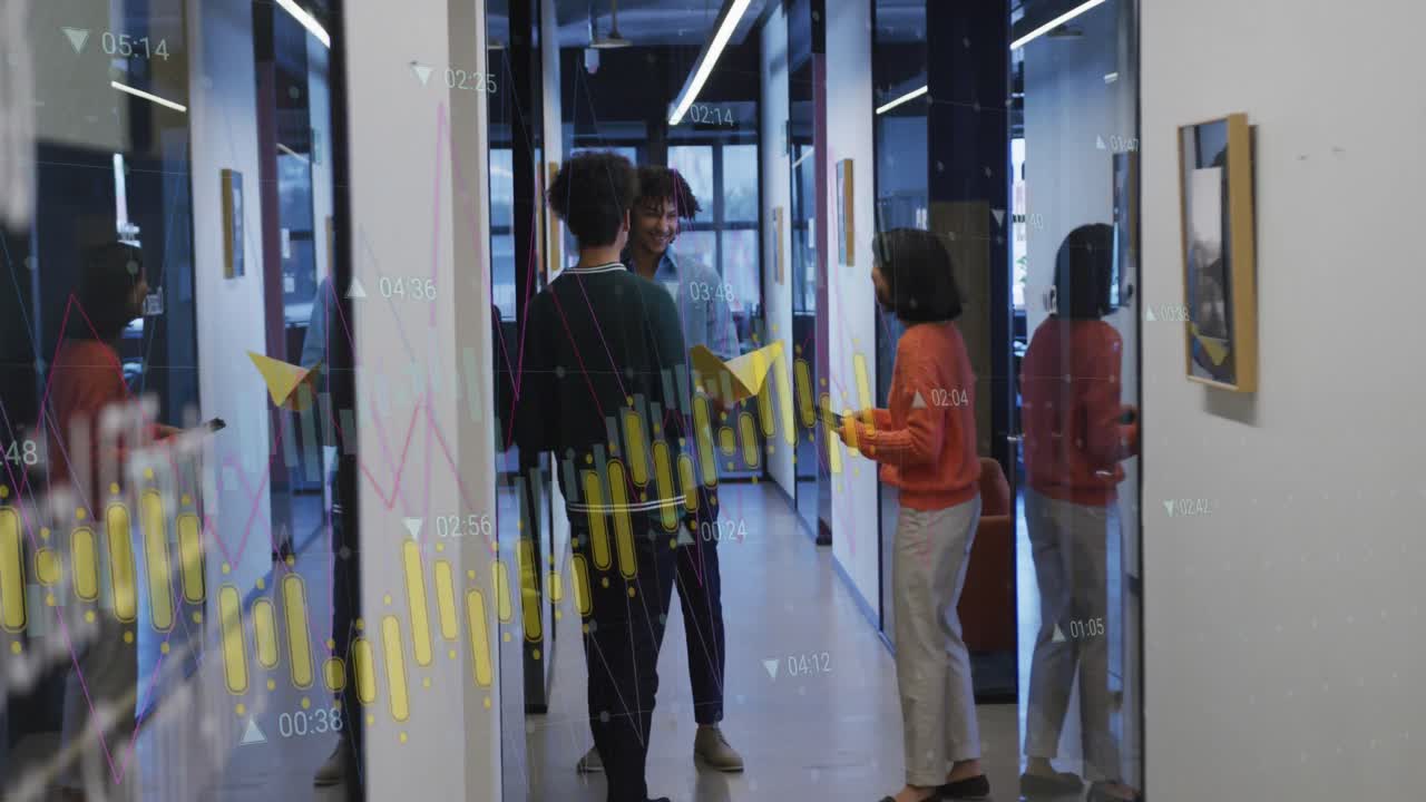 animación del procesamiento de datos contra un equipo de diversos colegas discutiendo juntos en la oficina