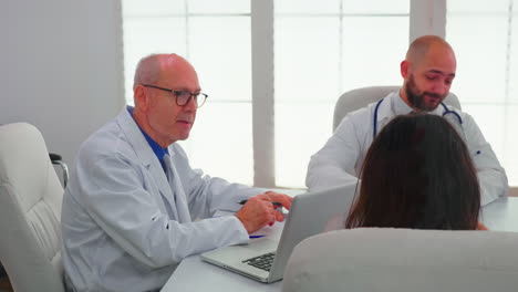 médicos ancianos experimentados en la sala de reuniones del hospital trabajando juntos