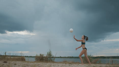 Una-Joven-Delgada-Salta-Y-Golpea-La-Pelota-En-Un-Partido-De-Voleibol-De-Playa-En-Cámara-Lenta