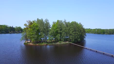 Erstaunlicher-Flug-Von-Oben-Aus-Der-Luft,-Natürliches-Sommerparadies,-Idyllische-Insel-Im-See,-Chlum-Auf-Tschechisch,-Tag-2023