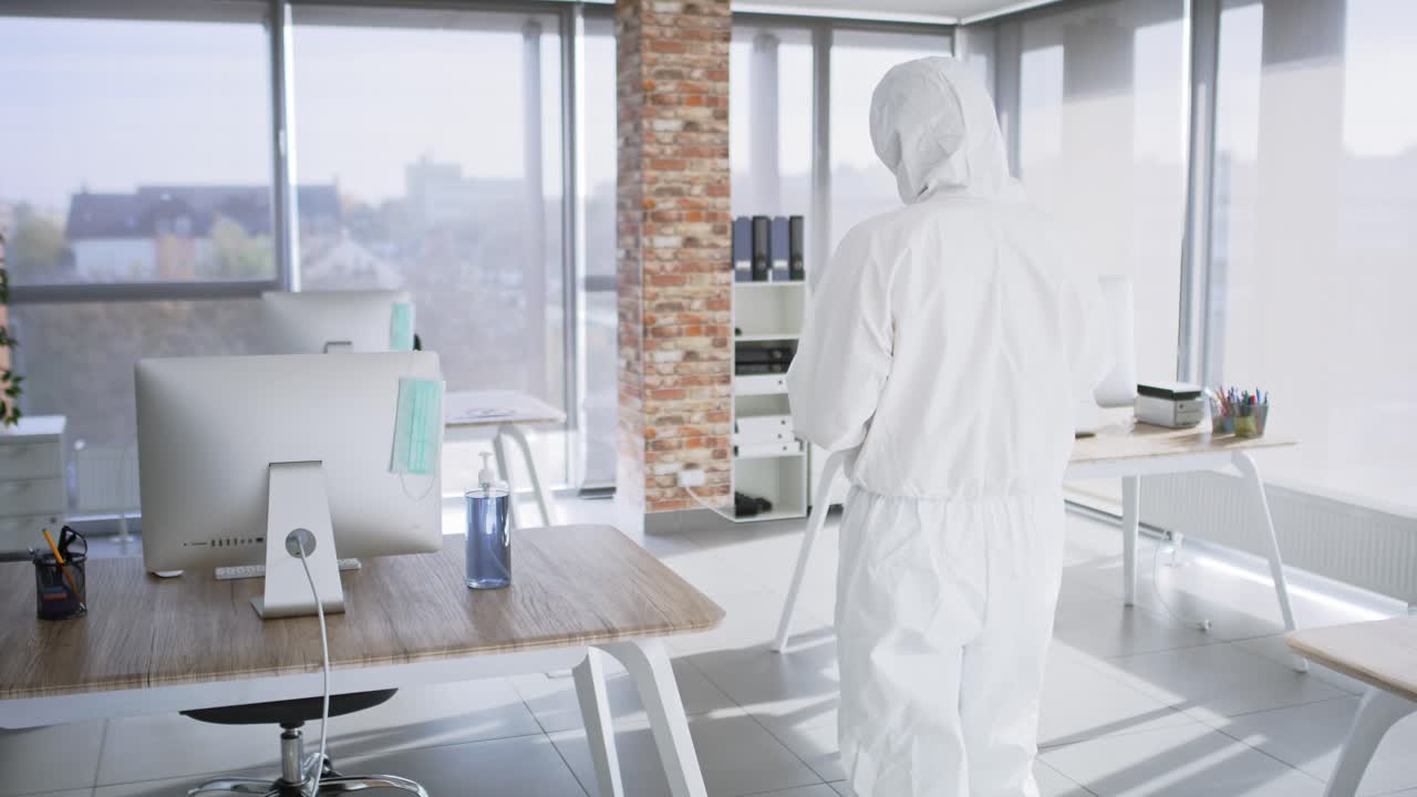 사무실에서 점검을 하는 기술자의 트래킹 비디오