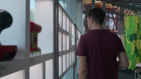 hombre mirando una exposición de diseño