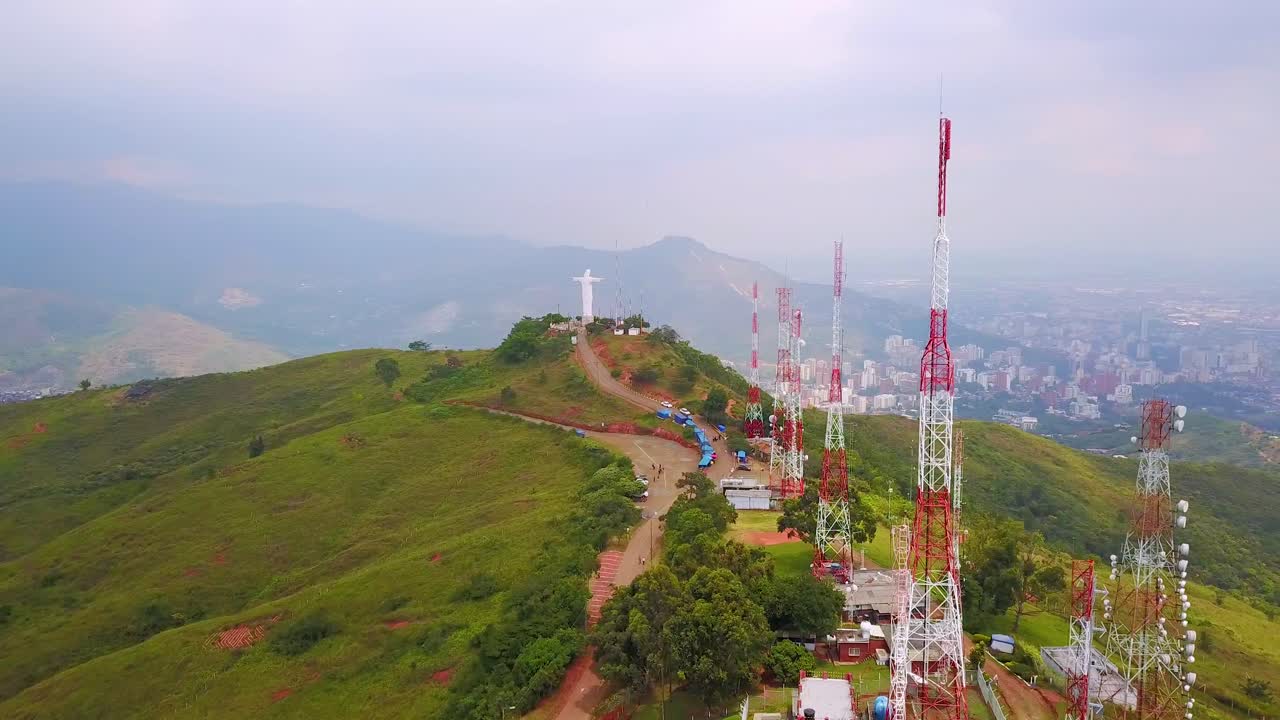 toma aérea alrededor de la estatua de cristo rey en cali colombia