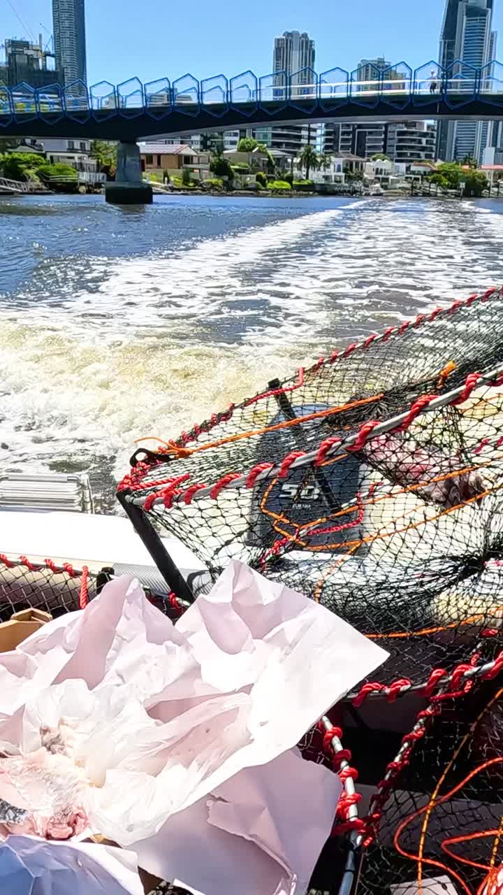 el barco viaja con ollas de cangrejo en la costa dorada.
