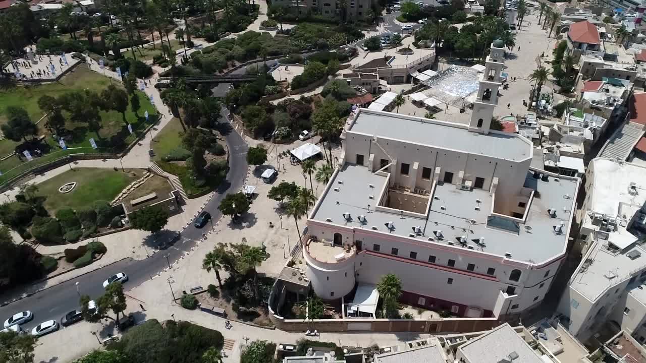 A city view with a large building in the middle.