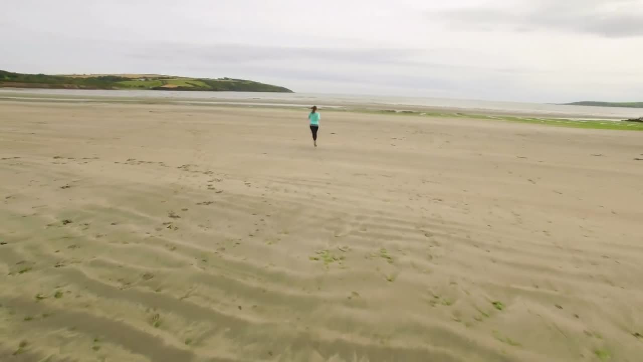 피트 여성이 달리는 드론 영상