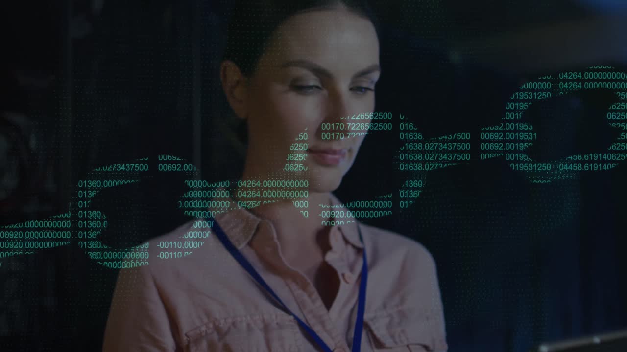 animación de una cadena digital sobre una mujer caucásica usando una tableta en la sala del servidor