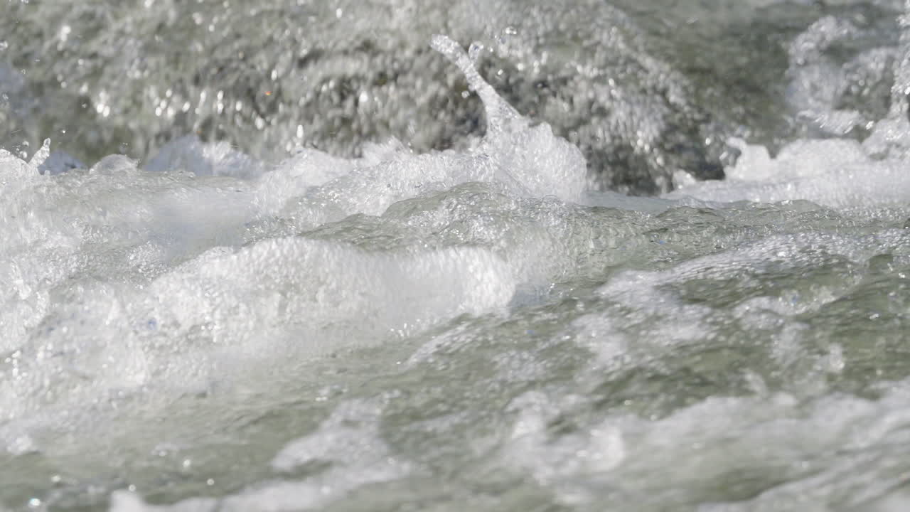 Primo piano dell'acqua che scorre lungo il fiume