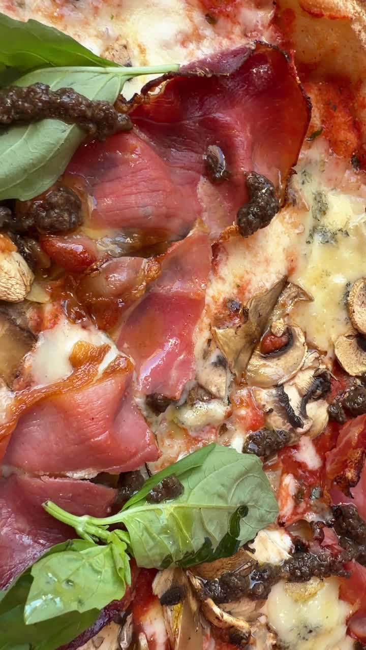 Mani che Tagliano e Condividono Due Squisite Pizze Italiane