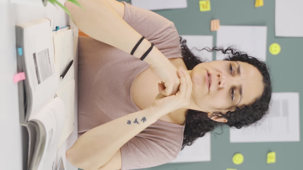 video vertical de una estudiante preocupada.