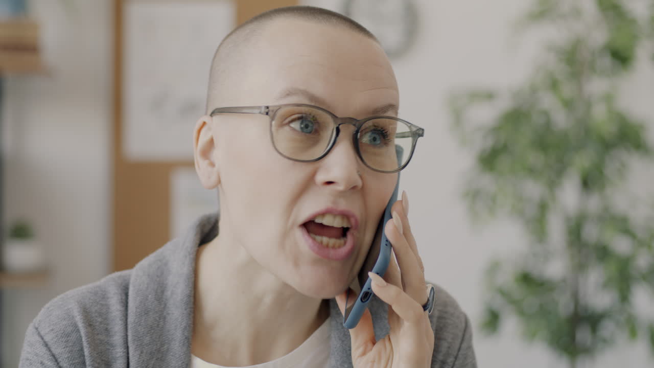 mujer en una llamada telefónica en la oficina