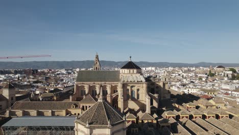 Aerial-pullback-view-Mosque-Cathedral-of-Córdoba,-Cordoba,-Spain