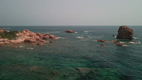 Idílico-Paisaje-Marino-Con-Costa-Rocosa-Durante-El-Verano-En-Cerdeña,-Italia---Toma-Aérea-De-Drones