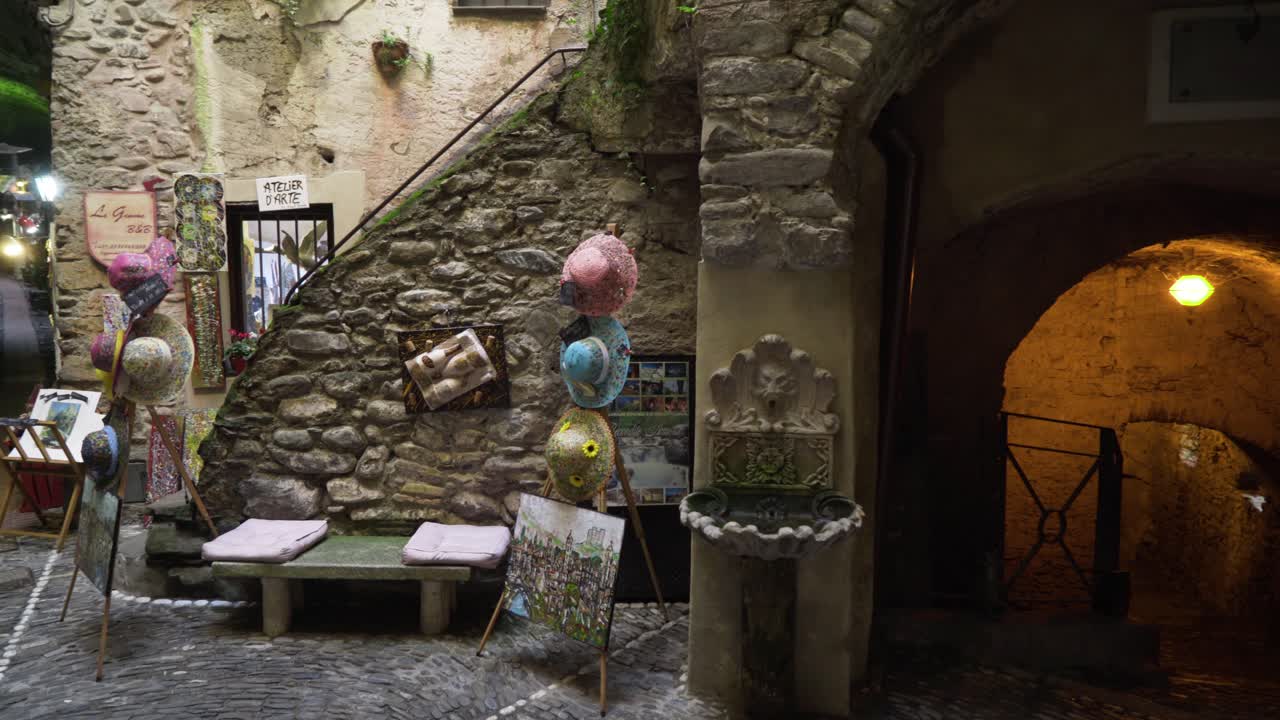 손으로 만든 모자를 가진 사랑스러운 이탈리아 마을 골목