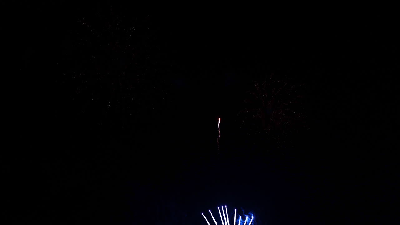 colorido espectáculo de fuegos artificiales por la noche en el fondo del cielo