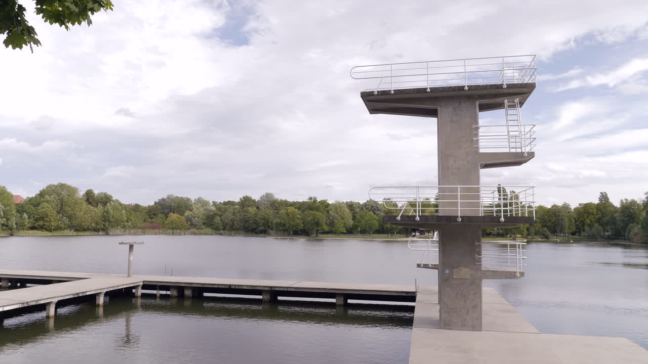 왼쪽에서 다이빙 플랫폼, 일광, 가을, woog 야외 수영장 호수 다름슈타트, 헤센, 독일