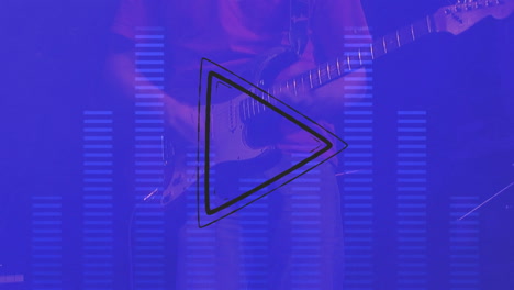 animación digital del icono de juego y el ecualizador de música contra la sección media del hombre tocando la guitarra