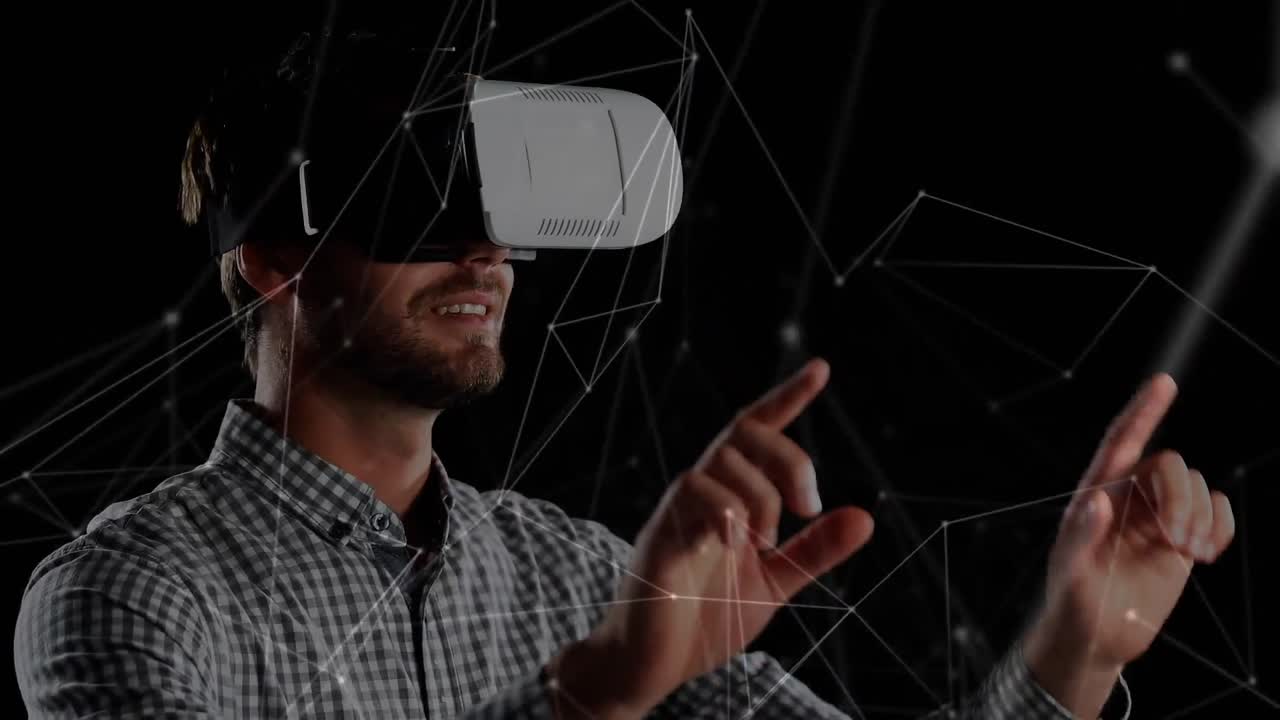 Uomo che indossa un visore per la realtà virtuale e fa swipe nell'aria