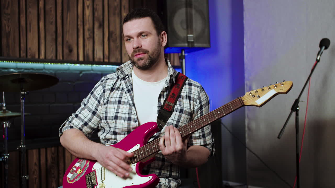 músico en el estudio