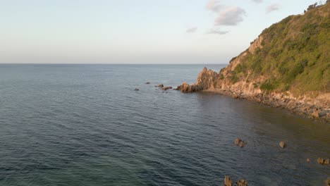 Hermosa-Costa-Acantilado-Playa-Al-Atardecer