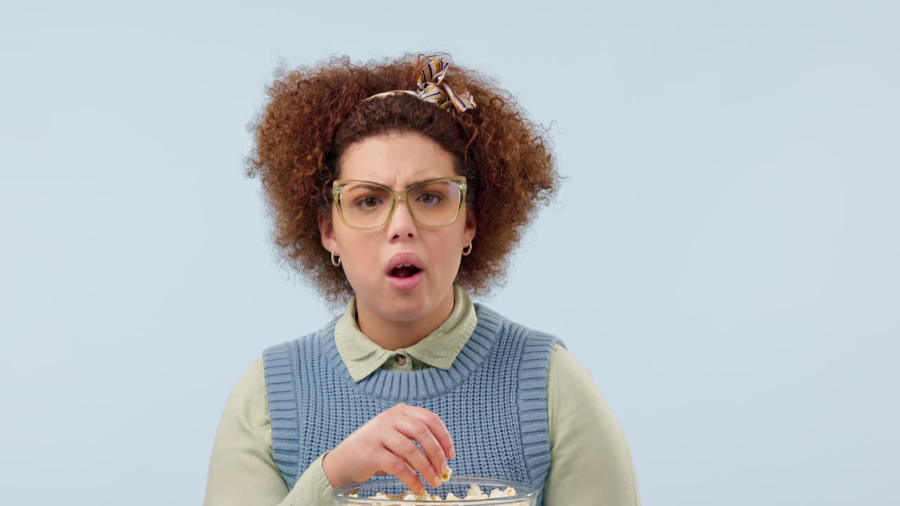 gafas, gracioso y mujer comiendo palomitas de maíz para la película