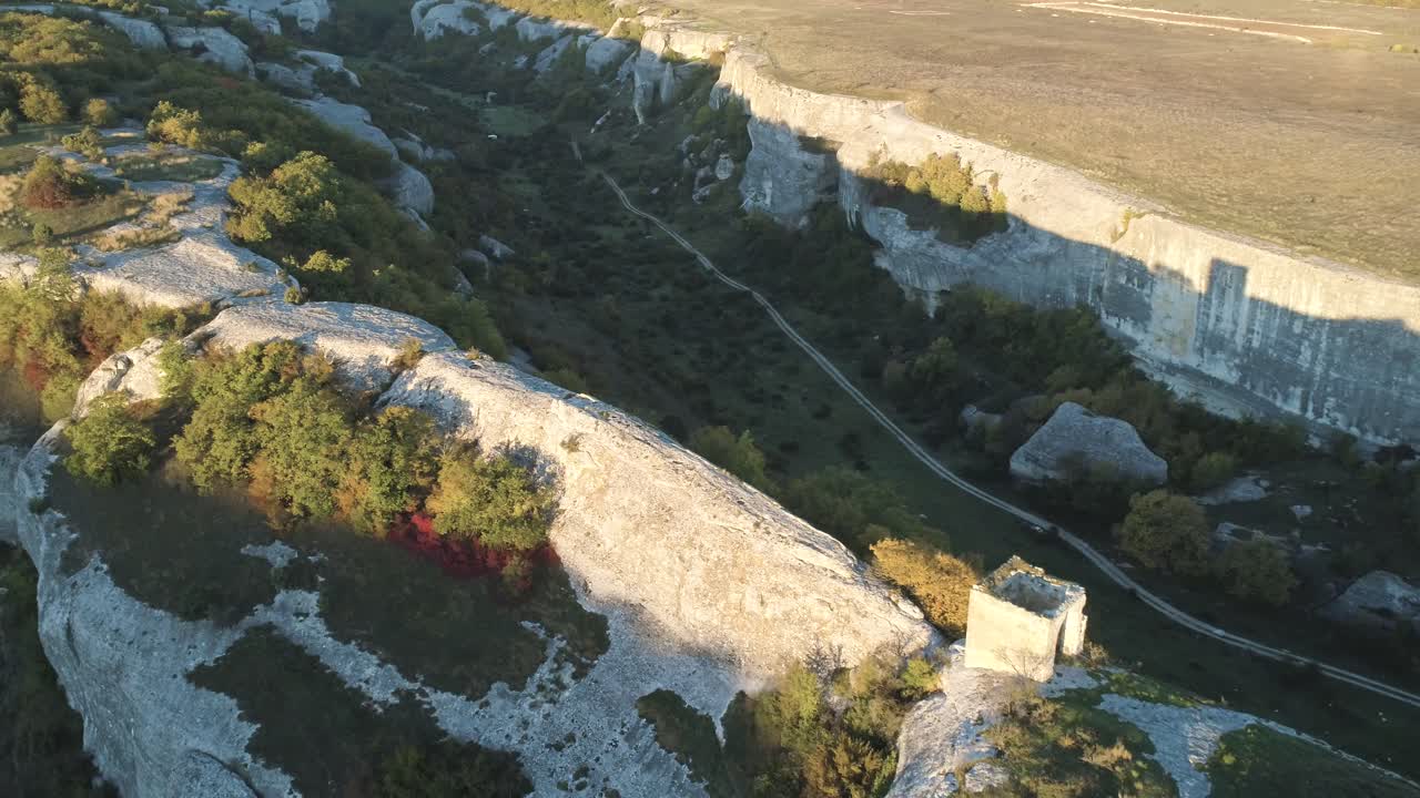 воздушный вид на долину с скалами и руинами