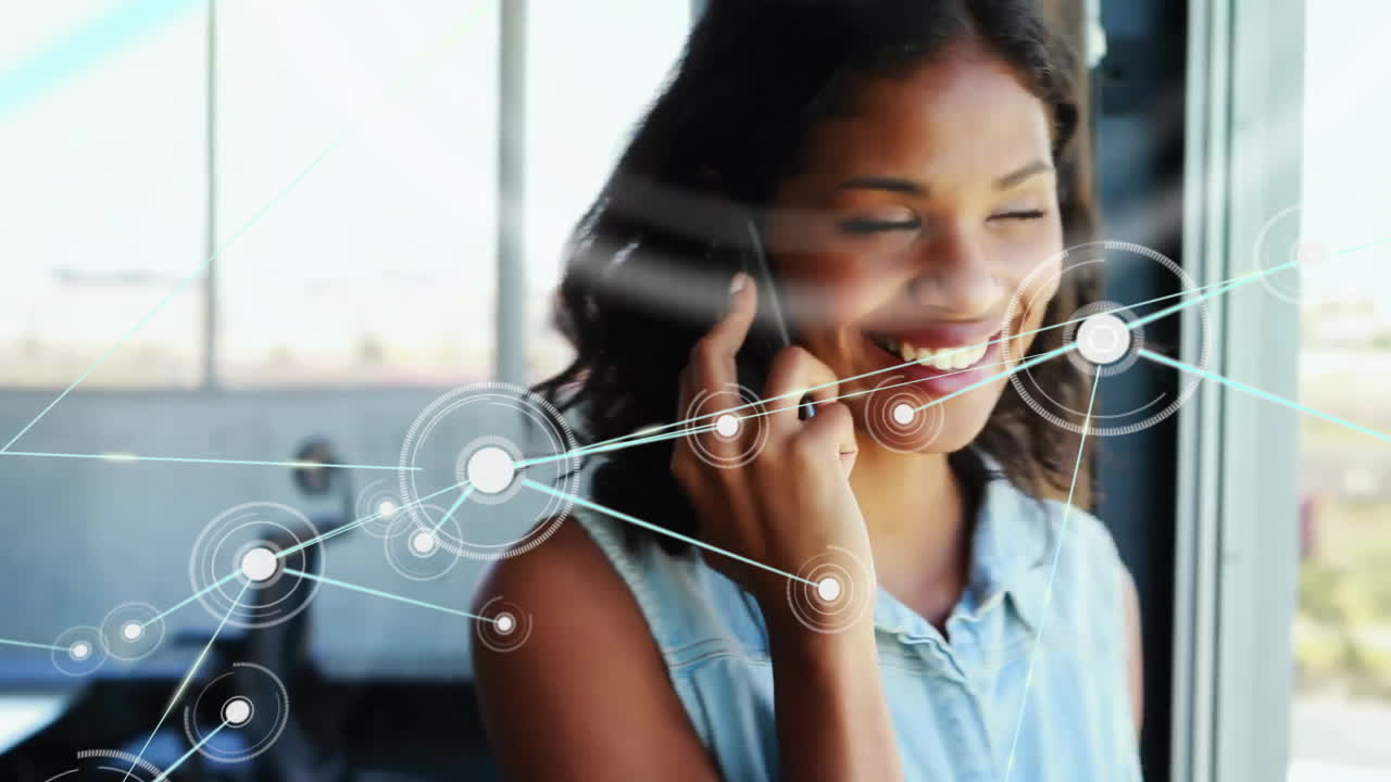 animación de una red de conexiones sobre una mujer biracial hablando en un teléfono inteligente